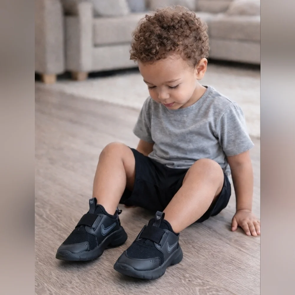 Boy's black running shoes